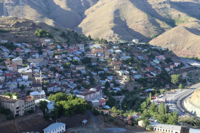 Maden'de heyelan riski nedeniyle yüzlerce konut ve iş yeri boşaltıldı