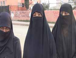 Başörtüsü Takmak Hata Değildir