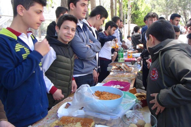 Adıyaman'da imam hatip öğrencilerinden Afrika için kermes