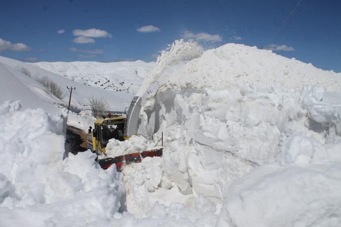 Muş'ta nisan ayında 5 metrelik karla mücadele ediliyor