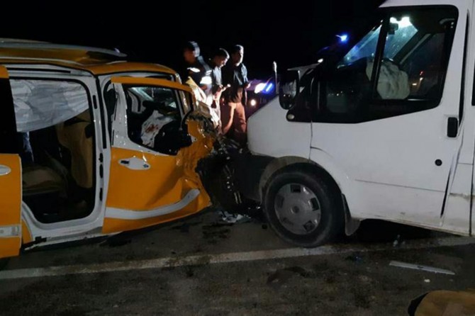 Siirt-Baykan Karayolu'nda minibüs ile ticari taksi çarpıştı: 8 yaralı