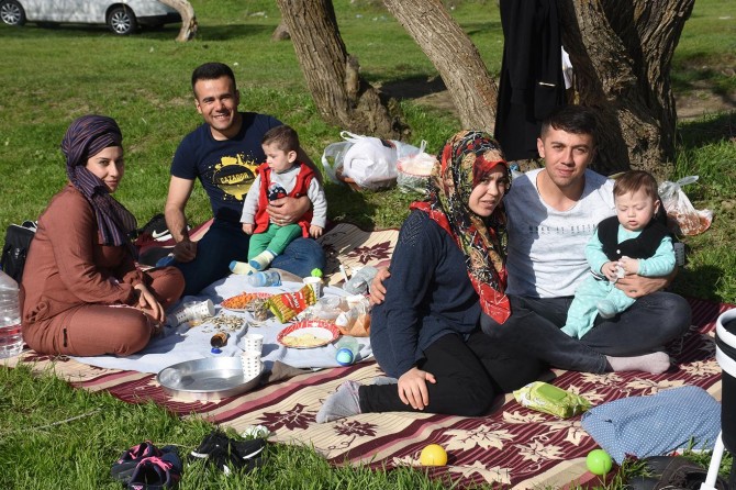 Muşlular 6 ay kıştan sonra sıcak havayı fırsata çevirdiler