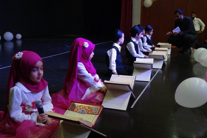 Eğitimlerini bitiren miniklerden anlamlı program