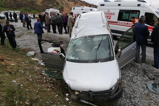 Bitlis-Hizan yolunda trafik kazası: 1'i ağır 6 yaralı
