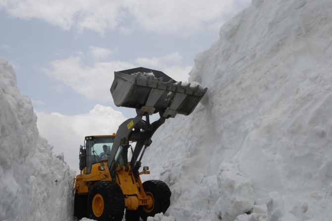 Nemrut Krater Gölü’nde 10 metreye varan karla mücadele çalışması