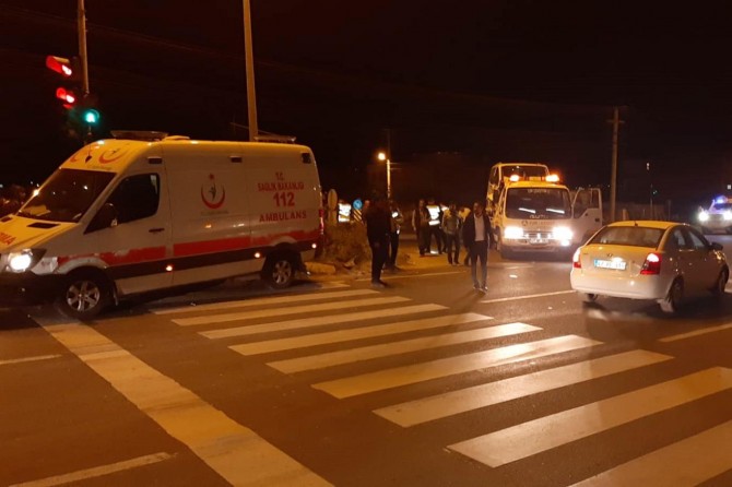Nusaybin'de ambulans ile ticari araç çarpıştı: 3 yaralı