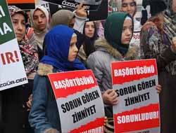 Özgür-Der Başörtüsü Yasağını Protesto Etti