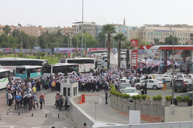 Şanlıurfa’da 1 Mayıs kutlamalarından dolayı trafik kilitlendi