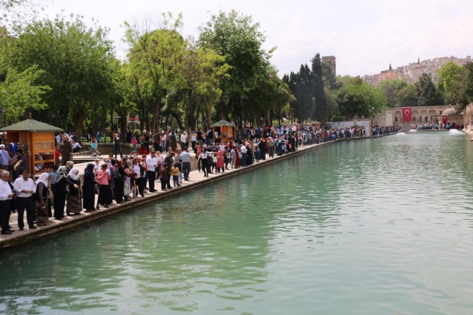Şanlıurfa’nın tarihi mekânları ziyaretçi akınına uğradı