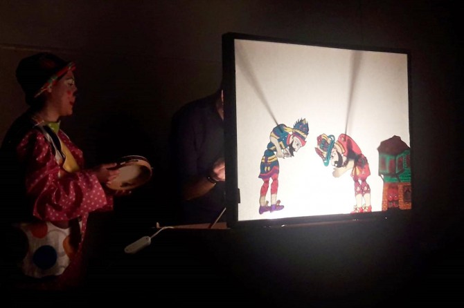 Muş'ta hastanede yatan çocuklara Hacivat-Karagöz gösterisi