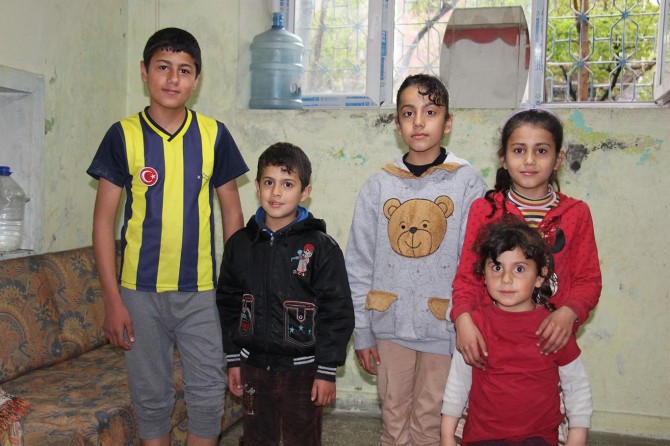 Elazığ'da çöpten ekmek toplayan aileye yardım eli uzandı