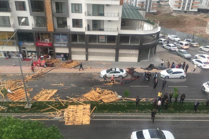 Batman’da fırtına çatıları uçurdu ağaçları kökünden söktü