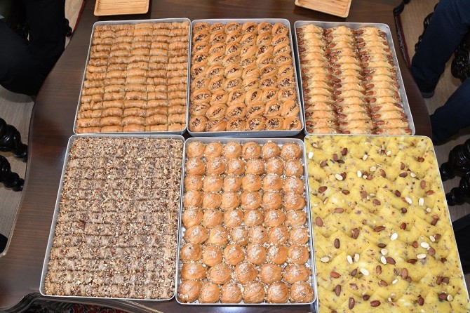 Kâhta'da bademli baklava ve tatlı üretimi başladı