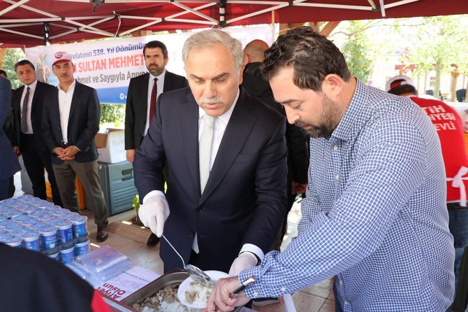 Fatih Sultan Mehmet’in anısına pilav dağıtıldı