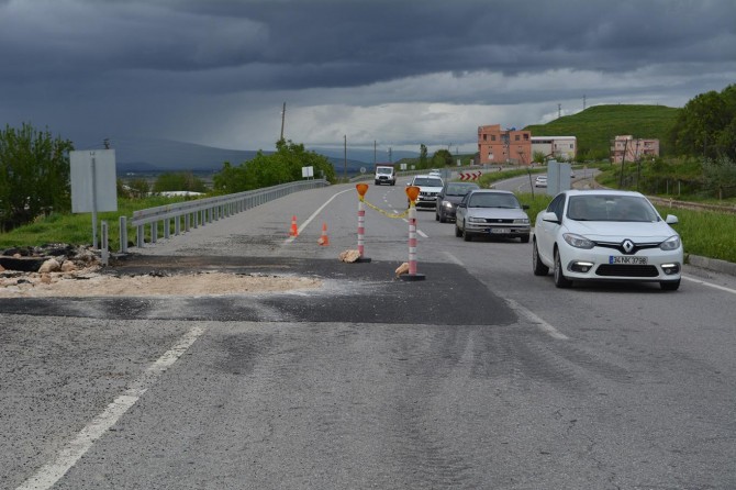 Batman-Kozluk-Silvan Karayolu’nda karayolunda aynı yerde 3'üncü defa obruk oluştu