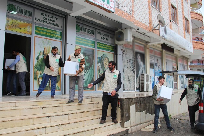 ​Umut Kervanı Diyarbakır'da ramazan kumanyalarını ulaştırmaya başladı