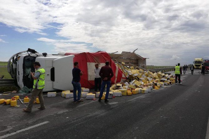 Nusaybin'de yağ yüklü TIR devrildi: 1 yaralı