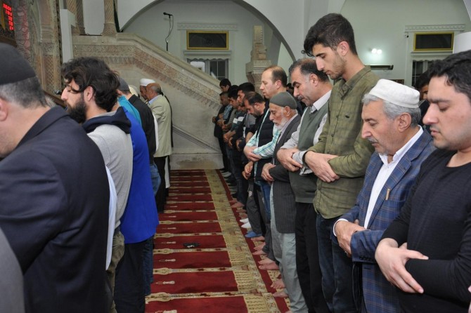 ​Batmanlılar ilk teravih için saf tuttular