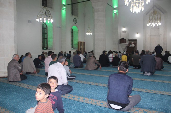 Bizim, namaza Peygamberden daha çok ihtiyacımız var