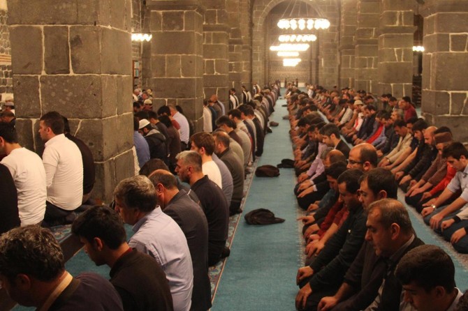 Diyarbekirî ji bo terawîha ewil berê xwe dan mizgeftan