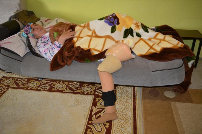 Batman'da kazada protez bacağı kırılan ortopedik engelli kadın yardım bekliyor