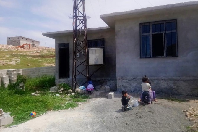 Evin bahçesindeki elektrik trafosu tehlike oluşturuyor