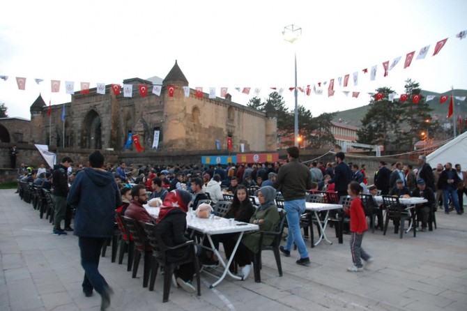 Bitlis'te her gün bin 500 kişiye iftar yemeği