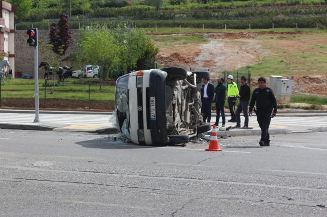Şahinbey Küçük Kızılhisar'da otomobil ile minibüs çarpıştı: 5 yaralı
