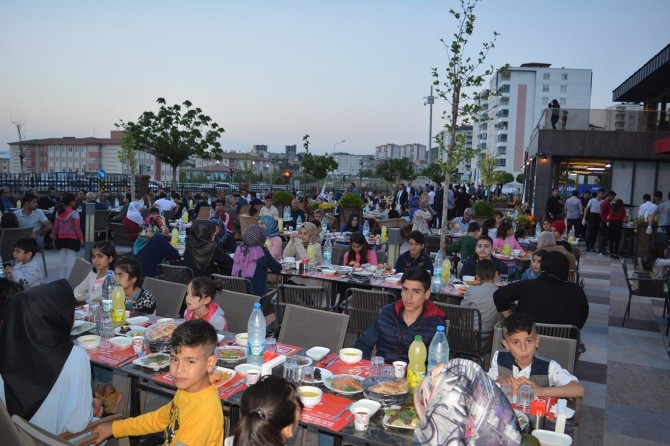 Batman MÜSİAD kimsesiz çocuklar ile muhtaç ailelere yönelik iftar verdi