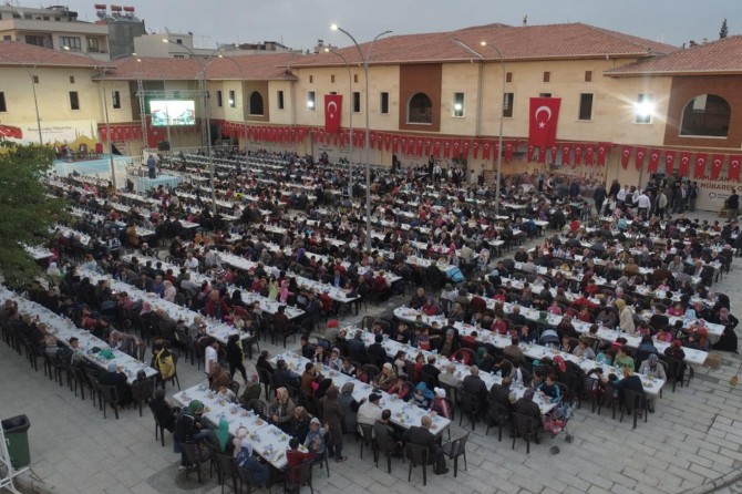 Ramazan ayının güzelliği iftarda bir arada yaşanıyor