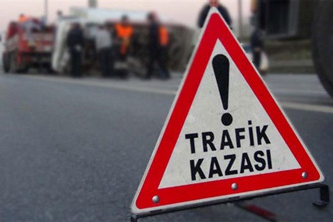 Biga'da üniversite öğrencilerini taşıyan minibüs devrildi: 25 yaralı