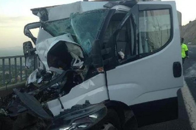 Kamyon ile TIR çarpıştı: Bir yaralı