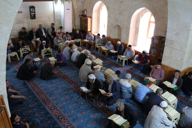 Peygamberin sünnetini ikame etmeye ve yaşatmaya çalışıyoruz