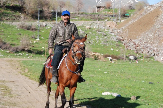 Görme engelli vatandaşın at sırtında geçen hayatı