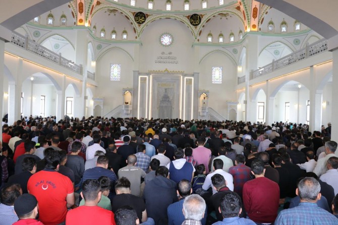 Ramazanın ilk cumasında Gaziantepliler camilere sığmadı