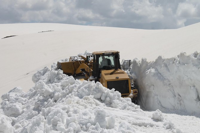Muş'ta Ramazanda karla mücadele mesaisi