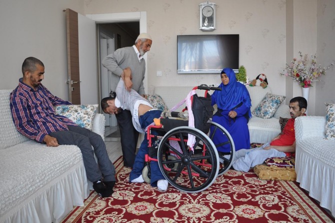 Hayatlarını engelli çocuklarına adayan örnek anne ve baba