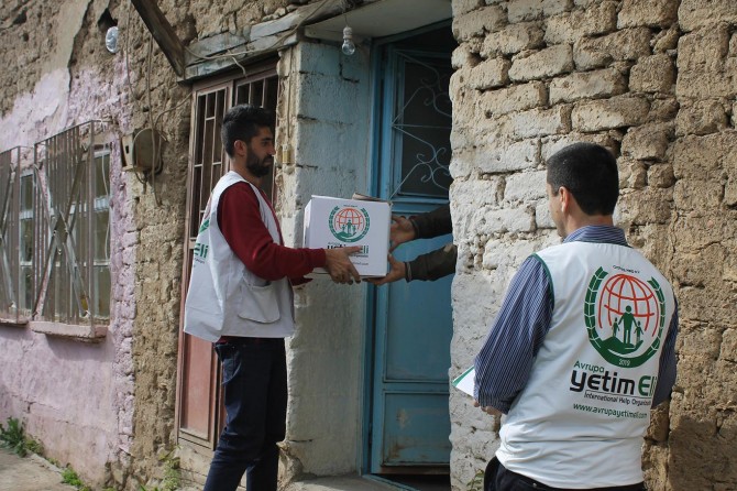 Avrupa Yetim Elinden muhtaçlara ramazan kumanyası
