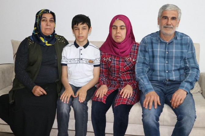 Hayatlarını görme engelli çocuklarının hafızlığına adadılar