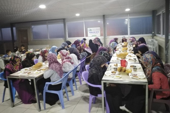 IHO EBRAR'dan medrese öğrencilerine iftar yemeği