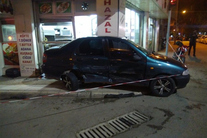 Elazığ Sanayi Mahallesi'nde kaza yapan araç iş yerine ve elektrik panosuna çarptı