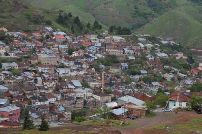 Kendi memleketimizde devletin zulmüne uğruyoruz