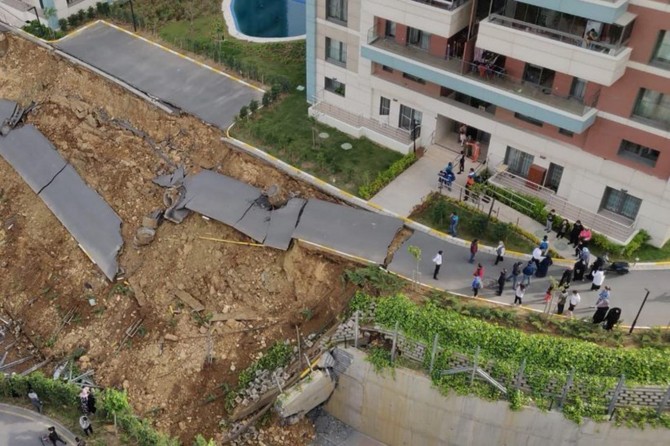 İstanbul'da istinat duvarı çöktü