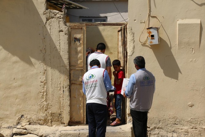 İHO EBRAR Akçakale’de ihtiyaç sahibi aileleri sevindirdi