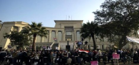 Mısır'da Anayasa Mahkemesi çalışmalarını durdurdu