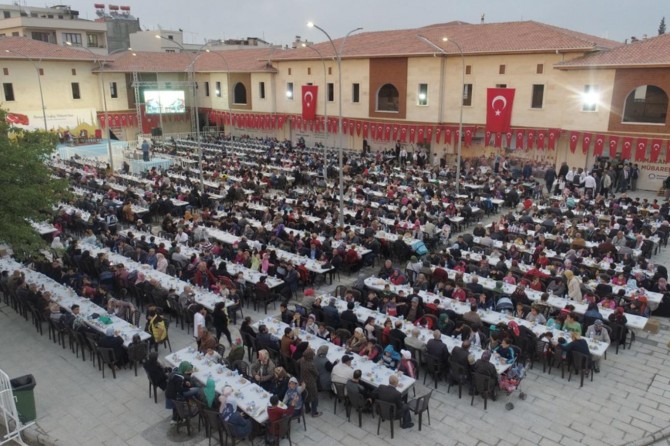 Gaziantep’te her gün binlerce kişi kardeşlik sofrasında buluşuyor