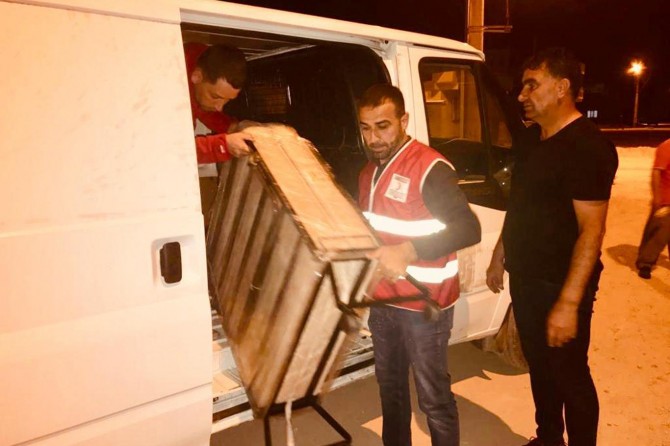 Nusaybin'de evi yanan aileye Kızılay'dan yardım