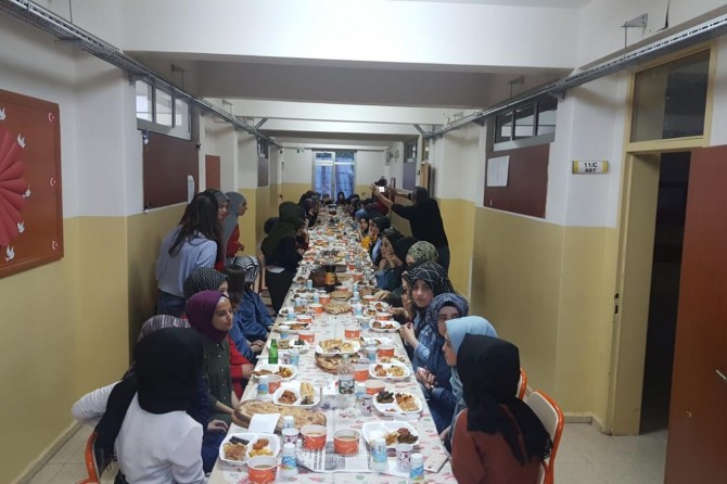 Solhan'da öğrencilerden anlamlı iftar yemeği