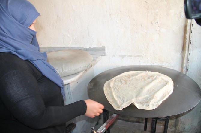 Suriyeli anne ekmek teknesi ile örnek oluyor