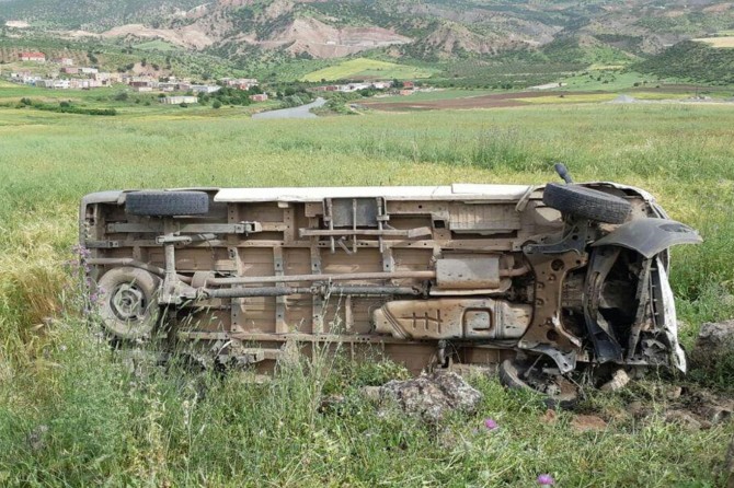 Eruh'ta yolcu minibüsü şarampole devrildi: 9 yaralı
